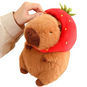 Capivara de Pelúcia com Capuz de Morango e Mochila de Tartaruga Capivara de Pelúcia com Capuz de Morango e Mochila de Tartaruga Loja do Bambino 