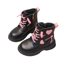 Botinha Coração em Couro Infantil - Interior em lã Botinha Coração em Couro Infantil Loja do Bambino Preto 26 (16cm) 